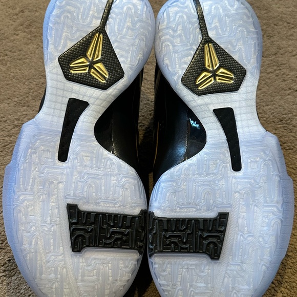 Nike Kobe V Boy’s Black and Gold Athletic Shoes - New never worn in box - Picture 7 of 9
